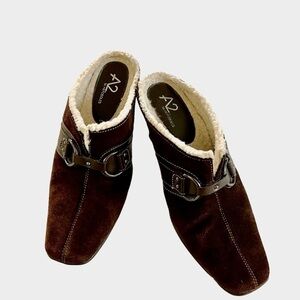 A2 AEROSOLES, WOMENS SHEARLING MULES WITH 2 3/4” HEEL. BROWN SUEDE. SIZE 8M.